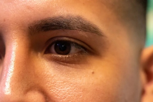 男子的眉毛